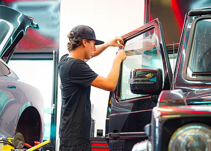 Tinter brengt tintfolie aan op voorportier