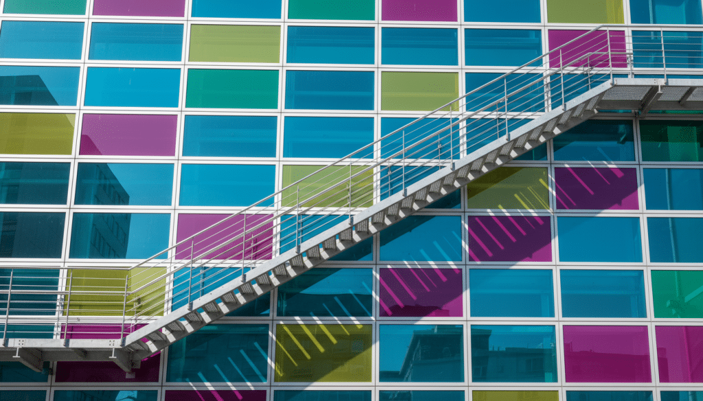 gebouw met gekleurde ramen