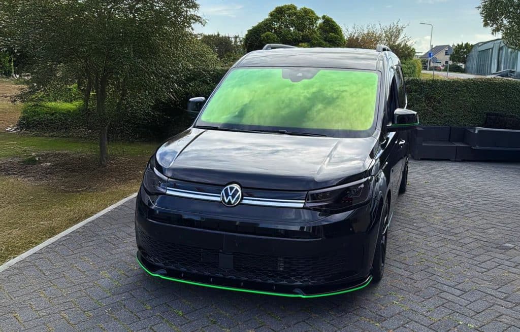 Zwarte VW Caddy met groene Chameleon folie