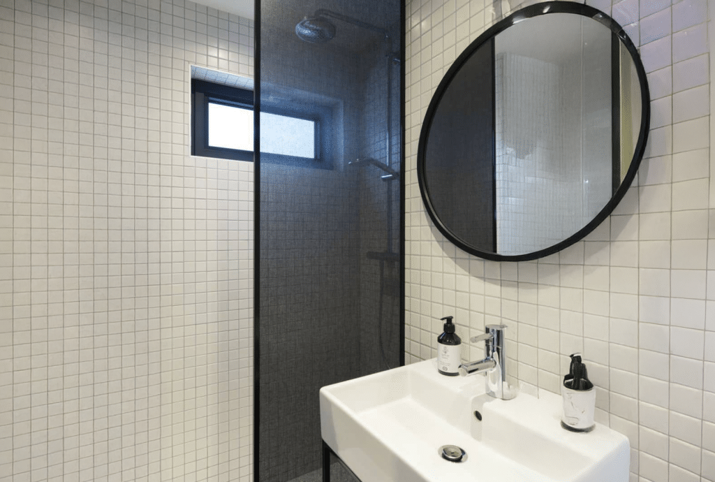 Squid raamfolie op douchewand